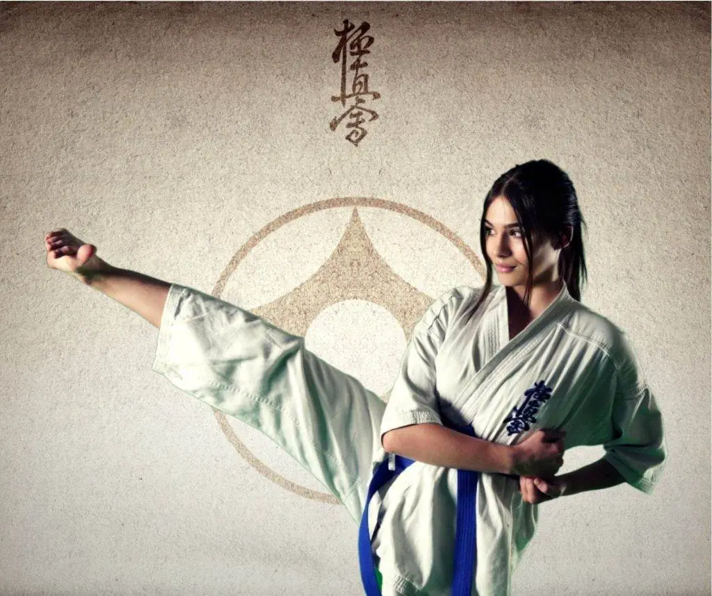 123 Karateka w kimonie wykonuje kopnięcie