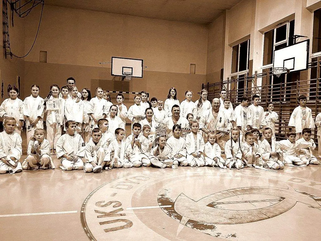 264659722_132944985794428_1045691961465628759_n Grupa dzieci na treningu karate w sali gimnastycznej.